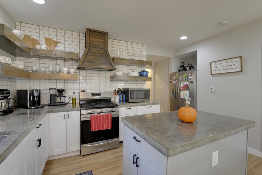 Building Photo - 266 King St W