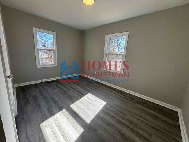 Building Photo - Two Bedroom House | Updated Unit