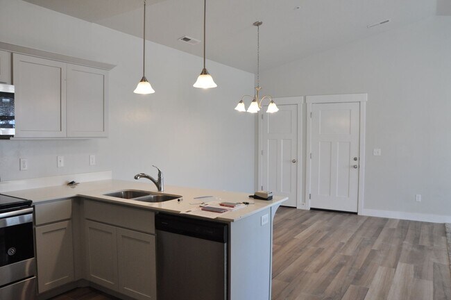 Building Photo - 3 bedroom, 2 bathroom house located in the...