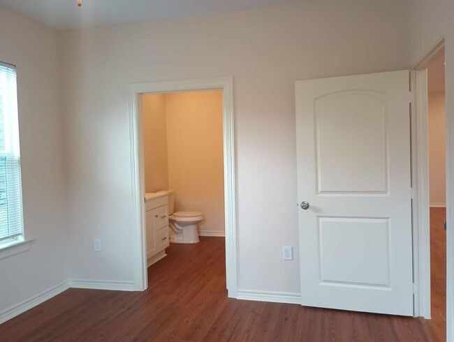 Building Photo - Move In Ready 4 Bed / 2 Bath in 77705!