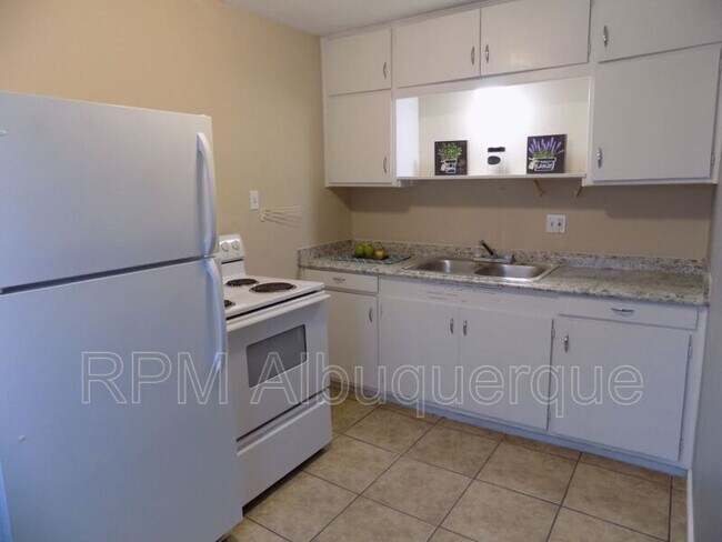 Building Photo - 560 Estancia Dr NW