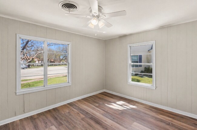 Building Photo - AVAILABLE BEGINNING OF JUNE ; APPLY ON OUR WEBSITE TODAY!!!