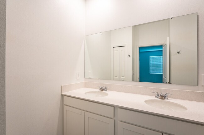 Building Photo - 824 Daring Dr