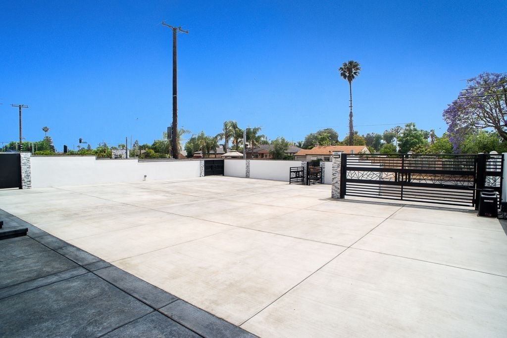 Building Photo - 13310 Glenoaks Blvd