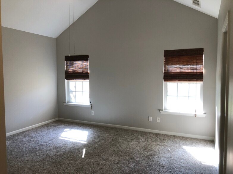 Building Photo - 324 E River Bend Dr