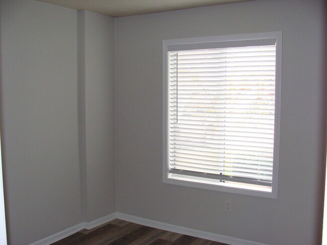 Building Photo - Two Bedroom Updated Windcrest Condo