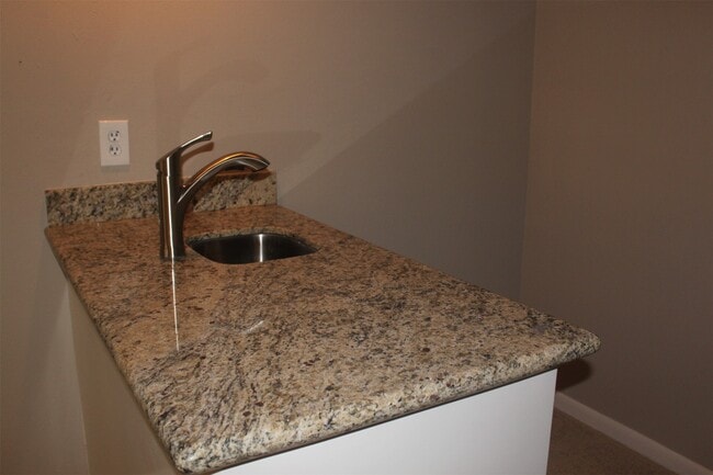 Building Photo - 3126 E Lake Cres Dr