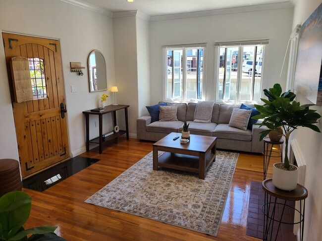 Building Photo - Charming 2 Bed 1 bath "fully furnished mon...