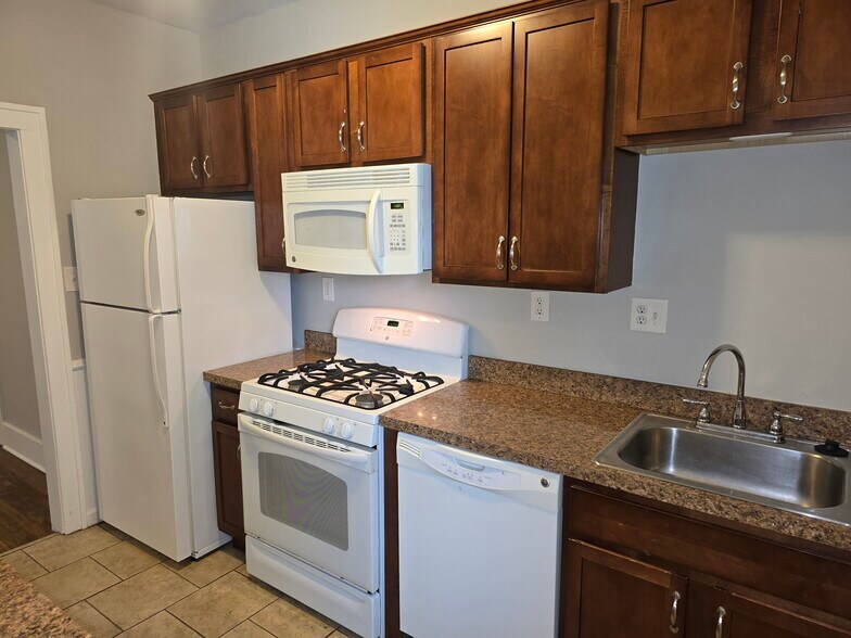 Building Photo - 1026 Lakepointe St