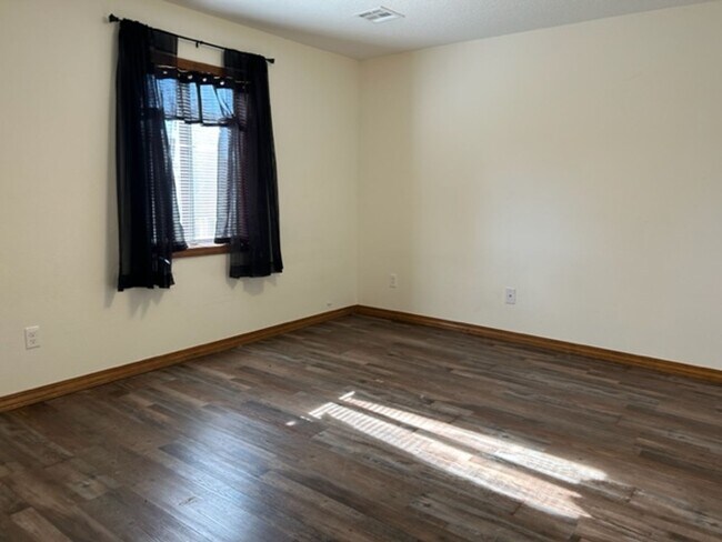 Building Photo - 3 BEDROOM 2 BATH APARTMENT FOR LEASE IN CARL JUNCTION-$995.00 RENT-$995.00 DEPOSIT