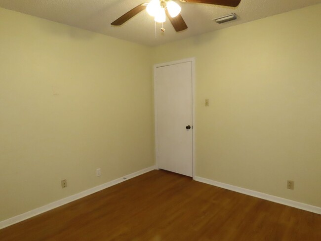 Building Photo - South Tyler! Spacious 3 Bedroom, 2 Bath