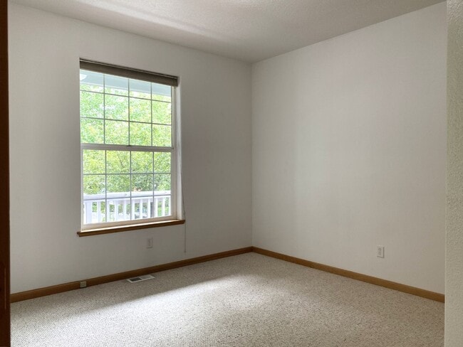 Building Photo - Private Hood River Home