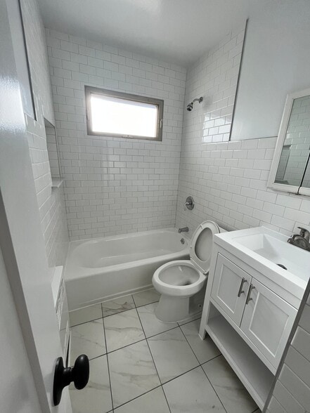 Building Photo - 0-02 2 St