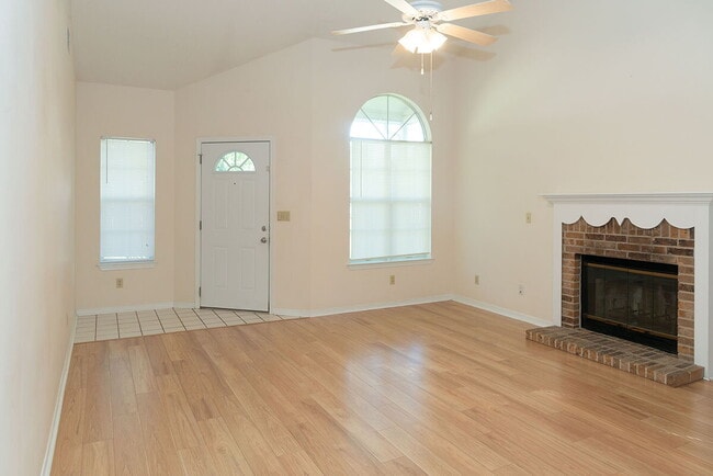 Building Photo - "Charming 3-Bed Oasis in Shalimar with 2 F...
