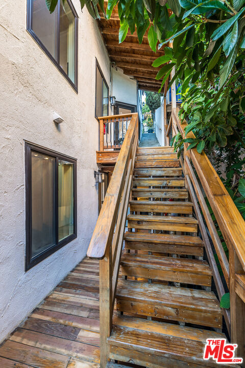 Building Photo - 3323 N Knoll Dr