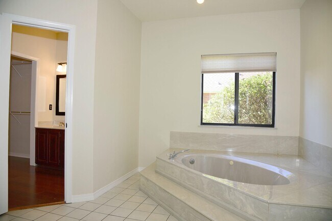Building Photo - 116 Baywind Dr