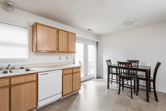 Interior - Kitchen and Dining Room - Regency Court Apartments