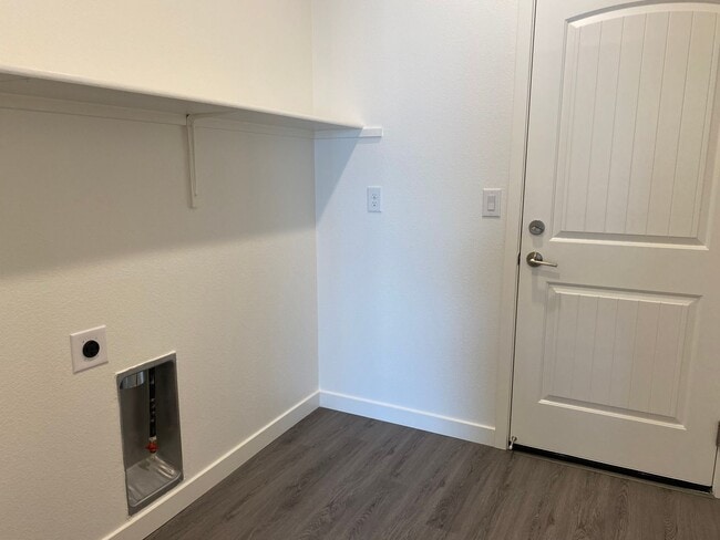 Building Photo - LIKE NEW!  3 BEDROOM, 2 BATH HOME FOR RENT