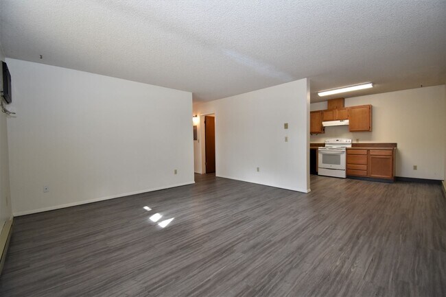 Building Photo - 2BR/1Ba, close to 7th Street, food truck c...