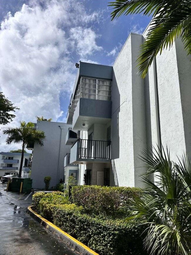 Building Photo - 2498 SW 17th Ave