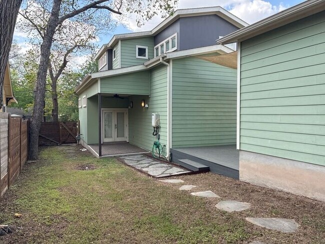 Building Photo - 3BR/2.5BA w/ Fenced Yard + Assigned Parking in Austin, TX