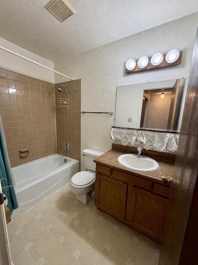 Building Photo - Main level two bedroom, one bathroom close to Greenway!