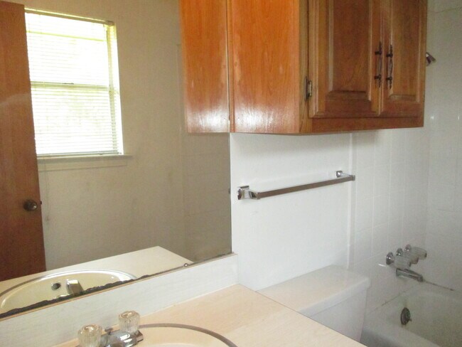 Building Photo - Cozy 3 Bed 2 Bath Duplex Located In Cul-De...