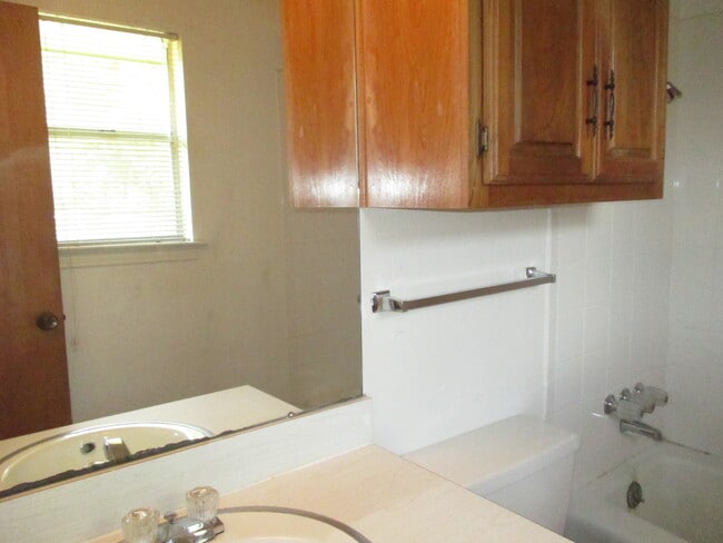 Building Photo - Cozy 3 Bed 2 Bath Duplex Located In Cul-De-Sac