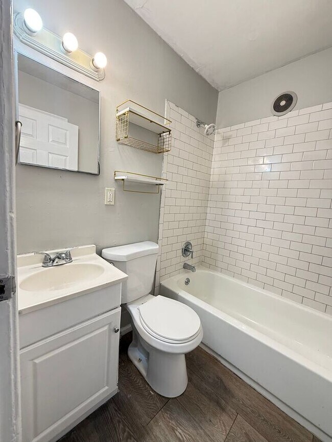 Building Photo - 2 Bedroom Cottage in Woodbine!