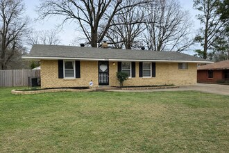 Building Photo - Renovated 4 Bed 1 Bath