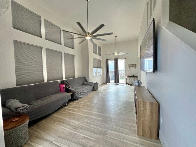 Building Photo - Modern & Custom 3 Bedroom / 2.5 Bathroom H...