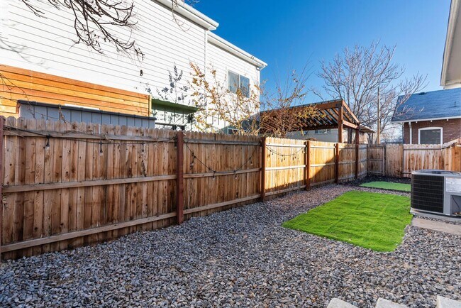 Building Photo - 331 Roberts St