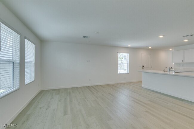 Building Photo - 6229 Mangler St