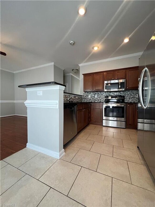 Building Photo - Fabulous 3BR 2.5BA Townhome with Community...