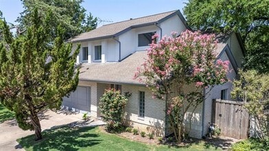 Building Photo - 8907 Club Creek Cir