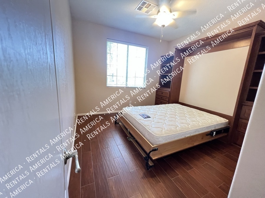 Building Photo - 1536 E Fontana Dr