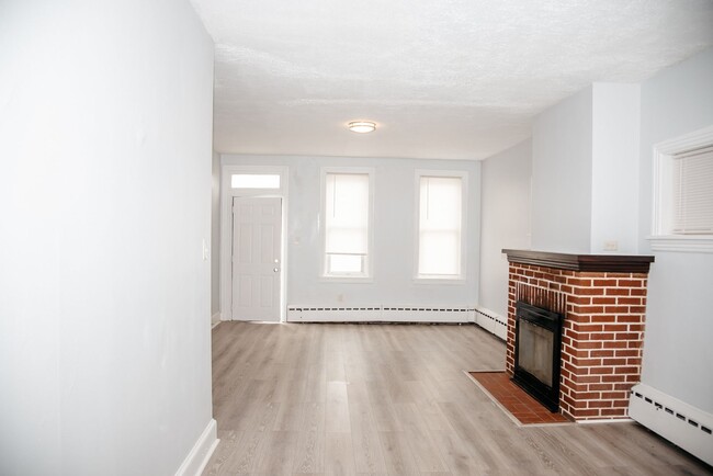 Building Photo - 154 S 8th St