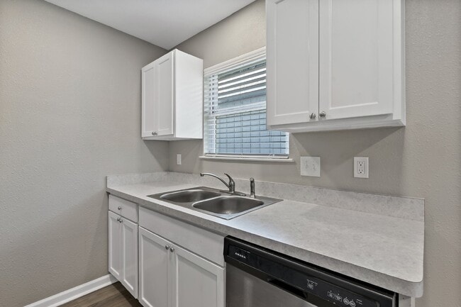 Building Photo - Remodeled 2 Bedroom 2 Bathroom Apartment.