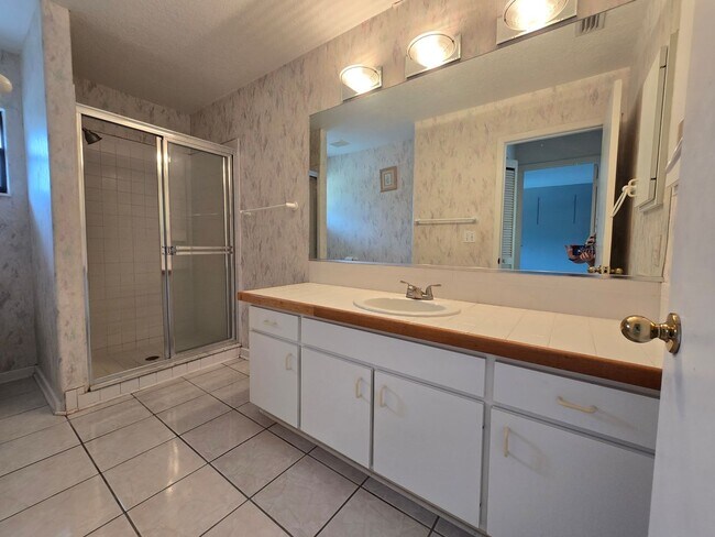 Building Photo - Rarely Available 3 bed/ 2 bath in Hidden River in Myakka