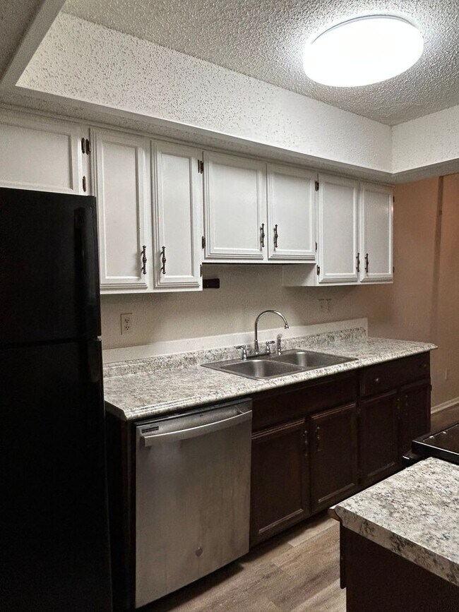 Building Photo - Charming 2 Bed, 1.5 Bath Townhouse in Lafayette!