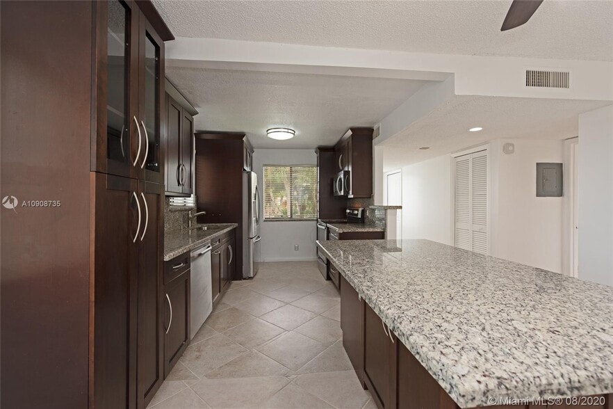 Building Photo - 320 Racquet Club Rd