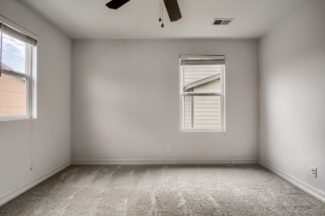 Building Photo - Beautiful 3 bedroom townhome in Central Park (Stapleton) Neighborhood