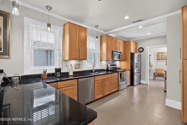 Building Photo - 1555 Belmonte Ave