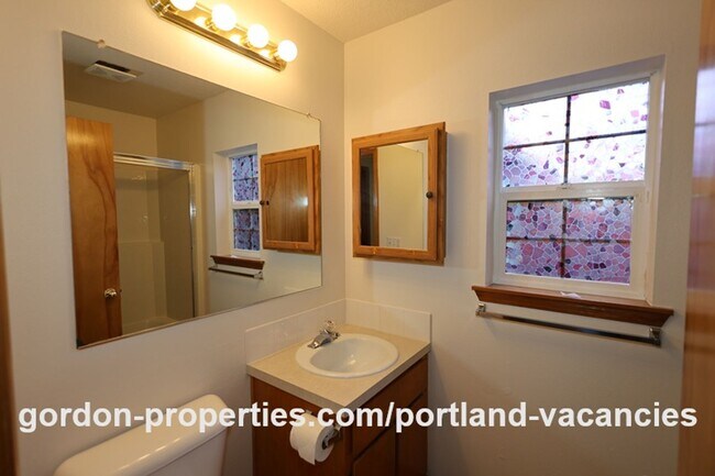 Building Photo - SE Knapp Circle - 3 bedroom duplex with attached single car garage