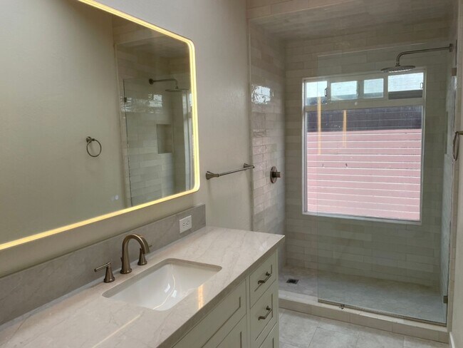 Building Photo - Pismo Duplex