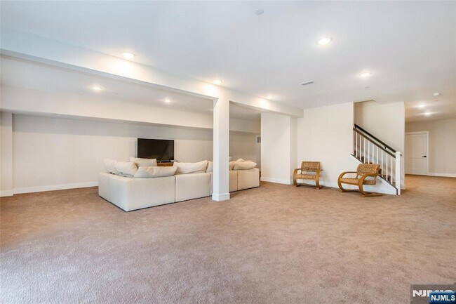 Building Photo - 37 Hillandale Dr