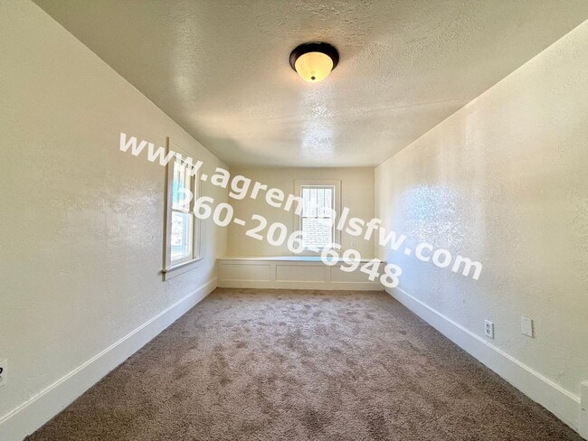 Building Photo - 2 Bedroom House