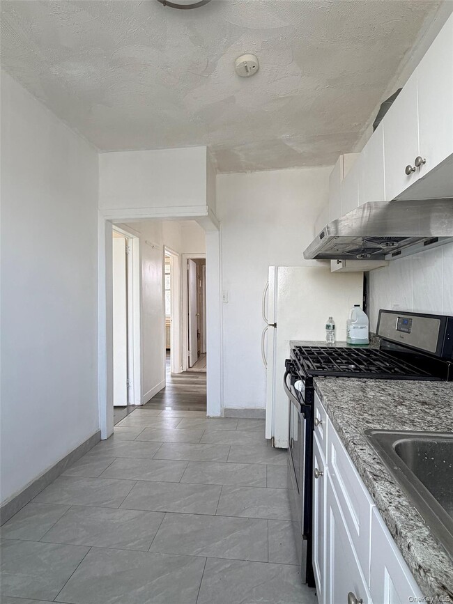 Building Photo - 46-28 Utopia Pkwy