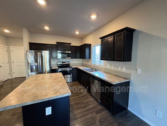 Building Photo - 6500 Hornet Cir NE