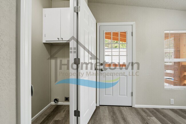 Building Photo - 3 Bedroom 2 Bathroom Home with Off-Street Parking Available in Sagle, Idaho!